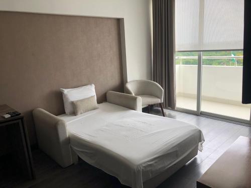 Un pat sau paturi într-o cameră la Urban Suites Apart Hotel