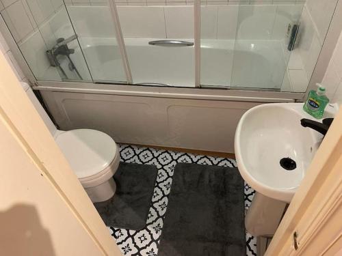 a small bathroom with a toilet and a sink at Cosy Studio West Hampstead in London