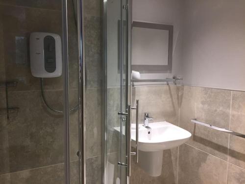 La salle de bains est pourvue d'une douche et d'un lavabo. dans l'établissement 3 Bedroom Townhouse, Free Parking, à York