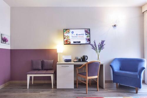 a waiting room with a table and two chairs at Best Western Hotel Imperiale in Nova Siri Marina