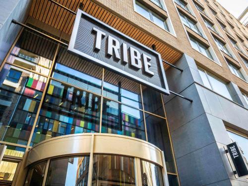 アムステルダムにあるTribe Amsterdam Cityの建物正面のホテル看板