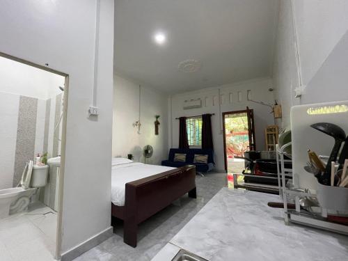 um quarto com uma cama e uma casa de banho com um lavatório em Mother’s House em Battambang