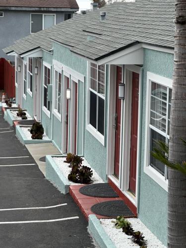 a row of houses on the side of a street at The Palomar Inn in Pismo Beach