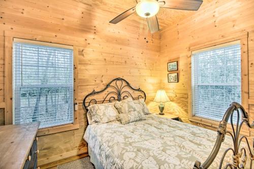 um quarto com uma cama e duas janelas em Pet-Friendly Santee River Retreat with Private Dock! em Georgetown