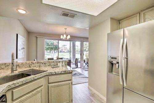 Golf Resort Condo about 6 Mi to Empire Polo Club! في لا كينتا: مطبخ مع ثلاجة ستانلس ستيل وغرفة معيشة