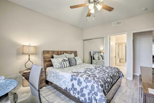 Golf Resort Condo about 6 Mi to Empire Polo Club! في لا كينتا: غرفة نوم بها سرير ومروحة سقف