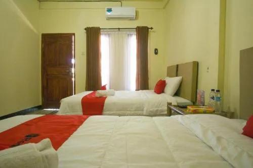 1 Schlafzimmer mit 2 Betten und einem Fenster in der Unterkunft MURSYS PLACE in Kuta Lombok