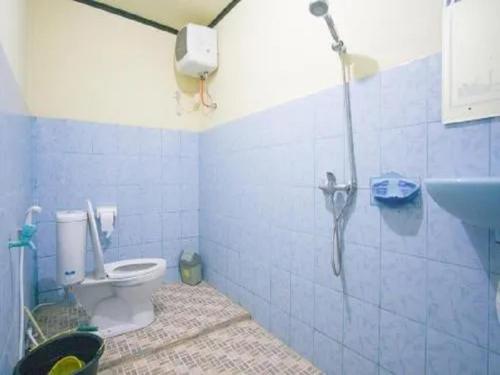 ein Bad mit einem WC und einer Dusche in der Unterkunft MURSYS PLACE in Kuta Lombok