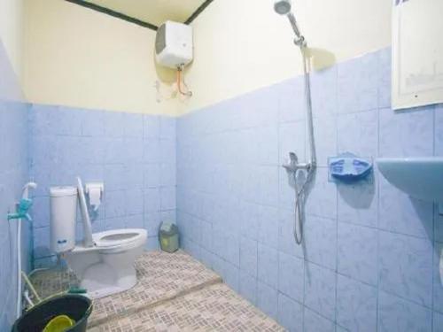 a bathroom with a toilet and a shower at MURSYS PLACE in Kuta Lombok