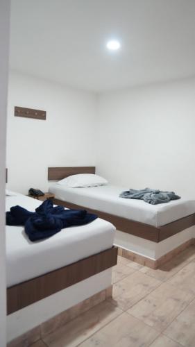 grupa trzech łóżek w pokoju w obiekcie Hotel Salamanca Resort w mieście Itagüí
