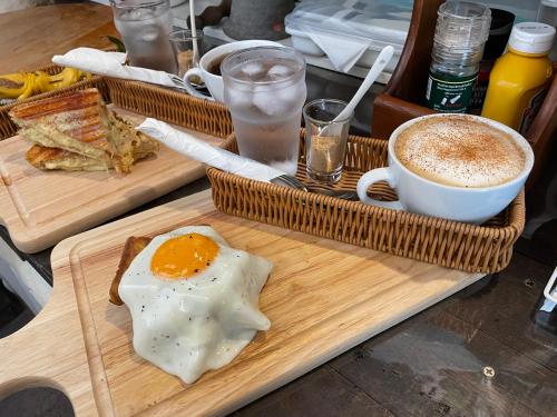 um pequeno-almoço de um ovo e uma chávena de café numa mesa em The Baobab Resort em Sam Roi Yot