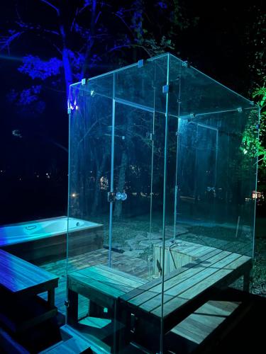 a glass iguana cage with a bench and a table at Pousada Aconchego in Pirenópolis