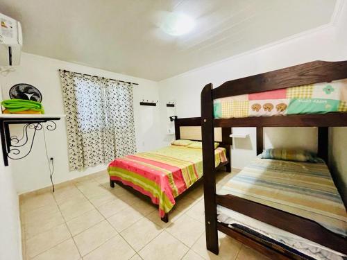 1 dormitorio con 2 literas y ventana en Beva's home Chajari en Chajarí