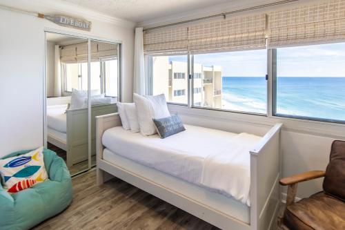 a bedroom with a bed and a view of the ocean at Pinnacle Port PH22 in Panama City