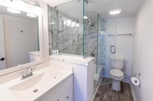 a bathroom with a sink and a shower and a toilet at Pinnacle Port PH22 in Panama City