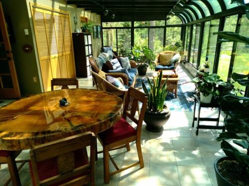 a living room with a wooden table and chairs at Moss Mountain Inn in Columbia Falls