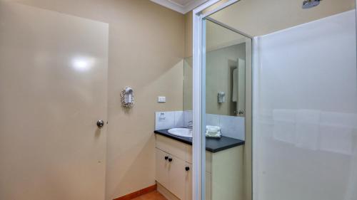 莫亞馬的住宿－梅尼亞大橋公寓式酒店，一间带水槽和镜子的浴室