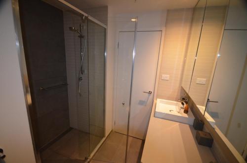 y baño con ducha y lavamanos. en Riverside Resort Apartment en Melbourne