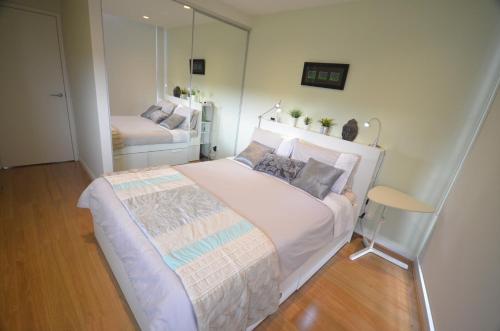 Posteľ alebo postele v izbe v ubytovaní Riverside Resort Apartment