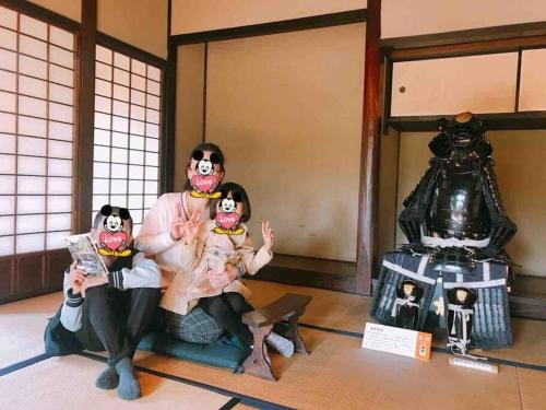 a group of people sitting in a room withoodoo at 手ぶらBBQ 京成佐倉駅徒歩4分 貸切宿泊　3LDK80平米以上　成田空港近い　駐車場４台(無料) in Sakura
