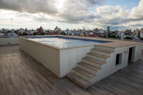 una piscina en la azotea de un edificio en Downtown Stunning Terrace Apartment, en Santa Cruz de la Sierra