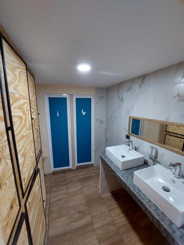 uma casa de banho com 2 lavatórios e um espelho em Venado 28 em Cancún