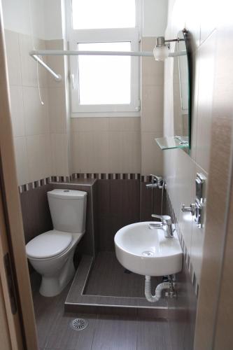 Ένα μπάνιο στο AB Preveza Apartments -Princess Vassiliki Downtown Swing Apartment