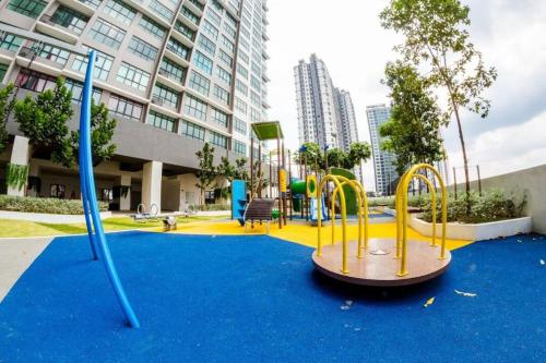 einen Spielplatz in einem Gebäude mit blauem Teppich in der Unterkunft The Icon 3 Condo in IOI City Mall Putrajaya, Pool View in Putrajaya