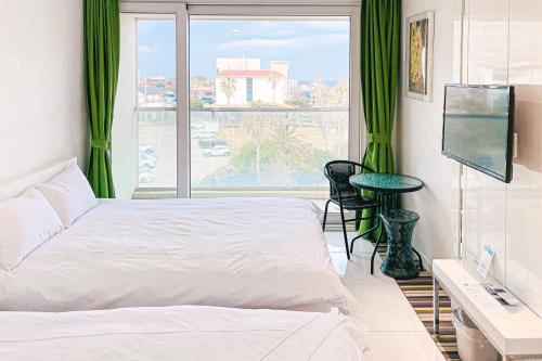 Postel nebo postele na pokoji v ubytování Hamdeok Beach Stay Jeju