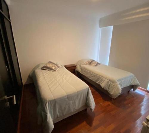 1 dormitorio con 2 camas en una habitación en Departamento Vicente López - Salta en Salta