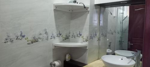 een witte badkamer met een wastafel en een toilet bij loue t1bis in Nha Trang