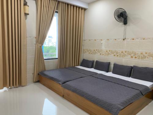 1 dormitorio con 1 cama grande y ventana en Thiên Các Hotel, en Quy Nhon