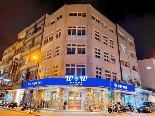 PH Hostel في ماغونغ: مبنى امامه محل في الليل