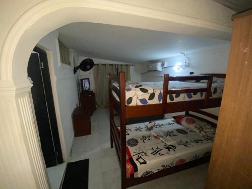 1 dormitorio con 2 literas en una habitación en Apartamento En Los Ángelesツ, en Santa Marta