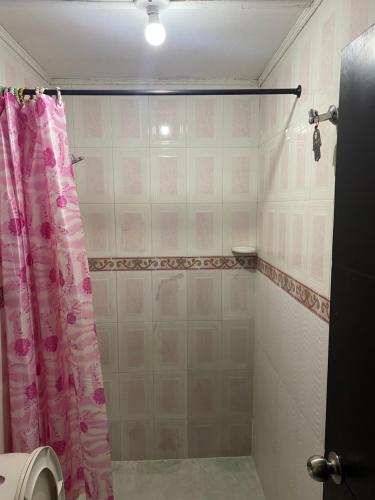 y baño con ducha y cortina de ducha rosa. en Apartamento En Los Ángelesツ, en Santa Marta