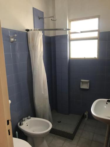 ラプラタにあるCatedralのバスルーム(シャワー、トイレ、シンク付)