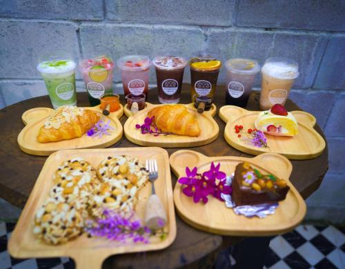 a table topped with plates of food and drinks at Heaven Hill Camping in Ban Thung Na