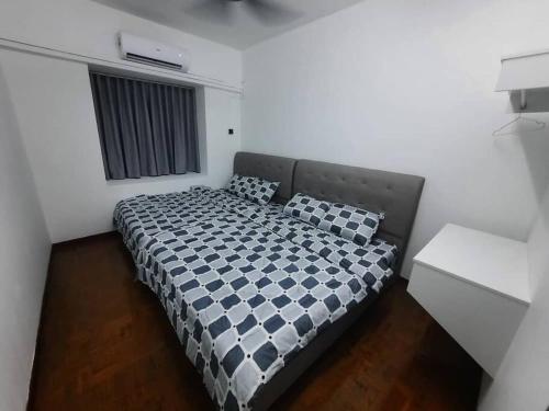 - une chambre avec un lit et des oreillers dans l'établissement XHQ Home stay - Bayview b-9-2, à Kampong Baharu