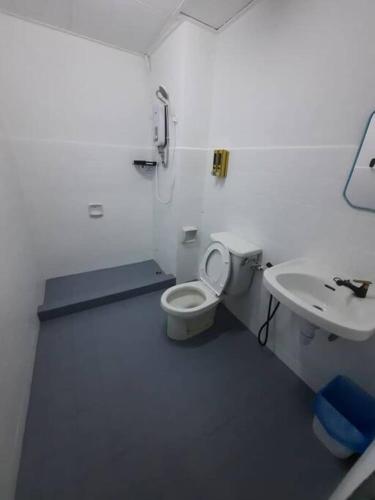 La salle de bains est pourvue de toilettes et d'un lavabo. dans l'établissement XHQ Home stay - Bayview b-9-2, à Kampong Baharu
