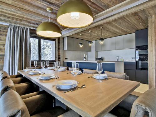 Appartement de Luxe avec Cheminée, Balcon et Parking à Les Allues, Skis aux Pieds - FR-1-613-62