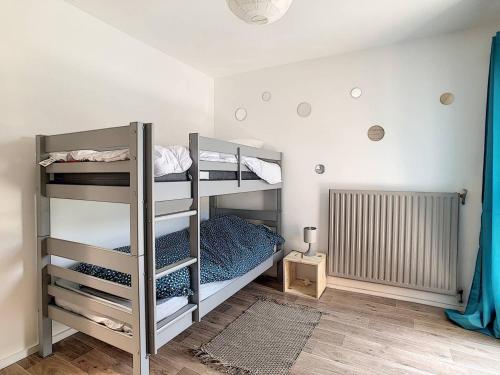 1 dormitorio con 2 literas y radiador en Maison La Rochelle, 6 pièces, 8 personnes - FR-1-710-4, en La Rochelle