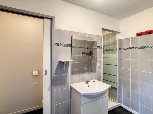 La salle de bains est pourvue d'un lavabo et d'une douche. dans l'établissement Maison La Rochelle, 3 pièces, 4 personnes - FR-1-710-15, à La Rochelle
