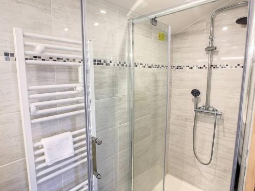 een douche met een glazen deur in de badkamer bij Maison Aytré, 2 pièces, 4 personnes - FR-1-710-12 in Aytré