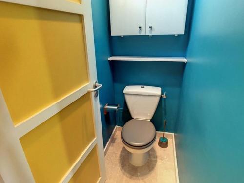 niewielka łazienka z toaletą i niebieskimi ścianami w obiekcie Appartement Châtelaillon-Plage, 3 pièces, 5 personnes - FR-1-710-16 w mieście Châtelaillon-Plage