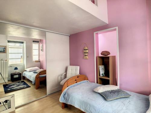 um quarto com 2 camas e um espelho em Appartement Châtelaillon-Plage, 3 pièces, 3 personnes - FR-1-710-21 em Châtelaillon-Plage