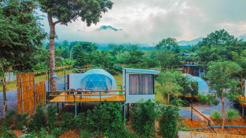 a resort with a dome tent in a park at Heaven Hill Camping in Ban Thung Na
