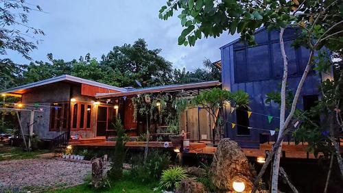 a small house with a blue roof at Heaven Hill Camping in Ban Thung Na