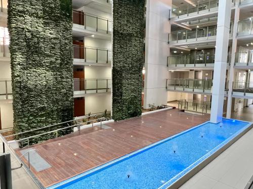una piscina coperta in un edificio con due colonne alte di Charming One-Bed Apt in the Heart of Parramatta a Sydney