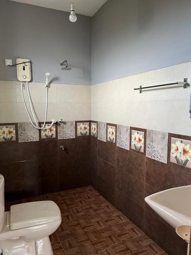 une salle de bain avec toilettes et lavabo dans l'établissement Minara Guest House, à Mirissa