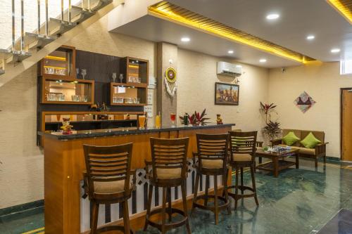 eine Bar in einem Restaurant mit einem Haufen Stühle in der Unterkunft Zostel Homes Pushkar in Pushkar